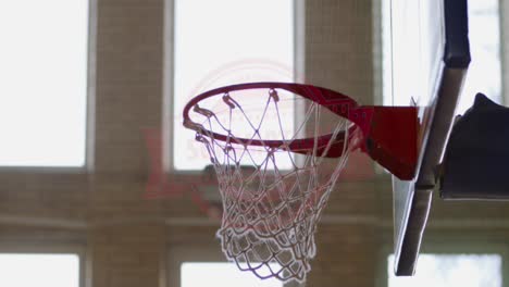 CU-Basketball-Fliegt-Durch-Den-Korb-In-Der-Indoor-Sportarena.-4K-UHD-120 fps-Zeitlupe